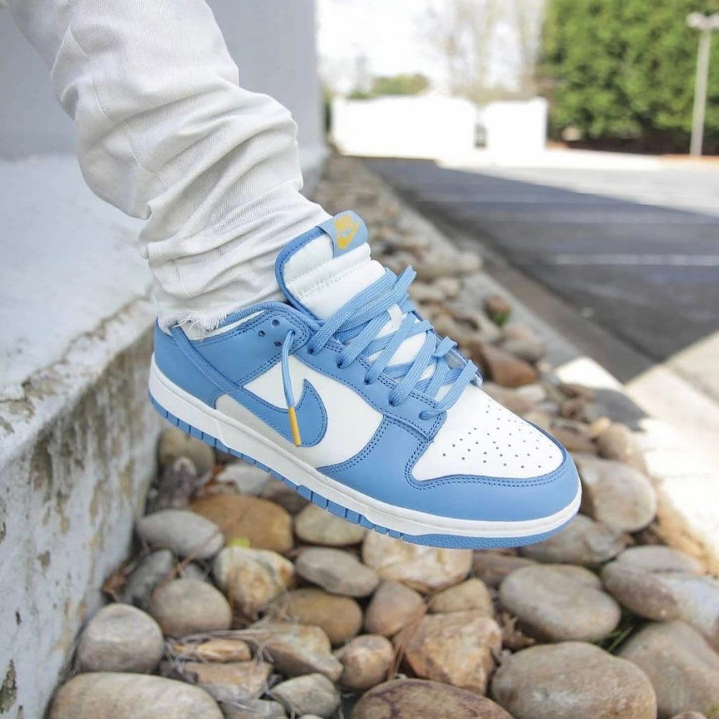 Nike Dunk Low University Blue indossate